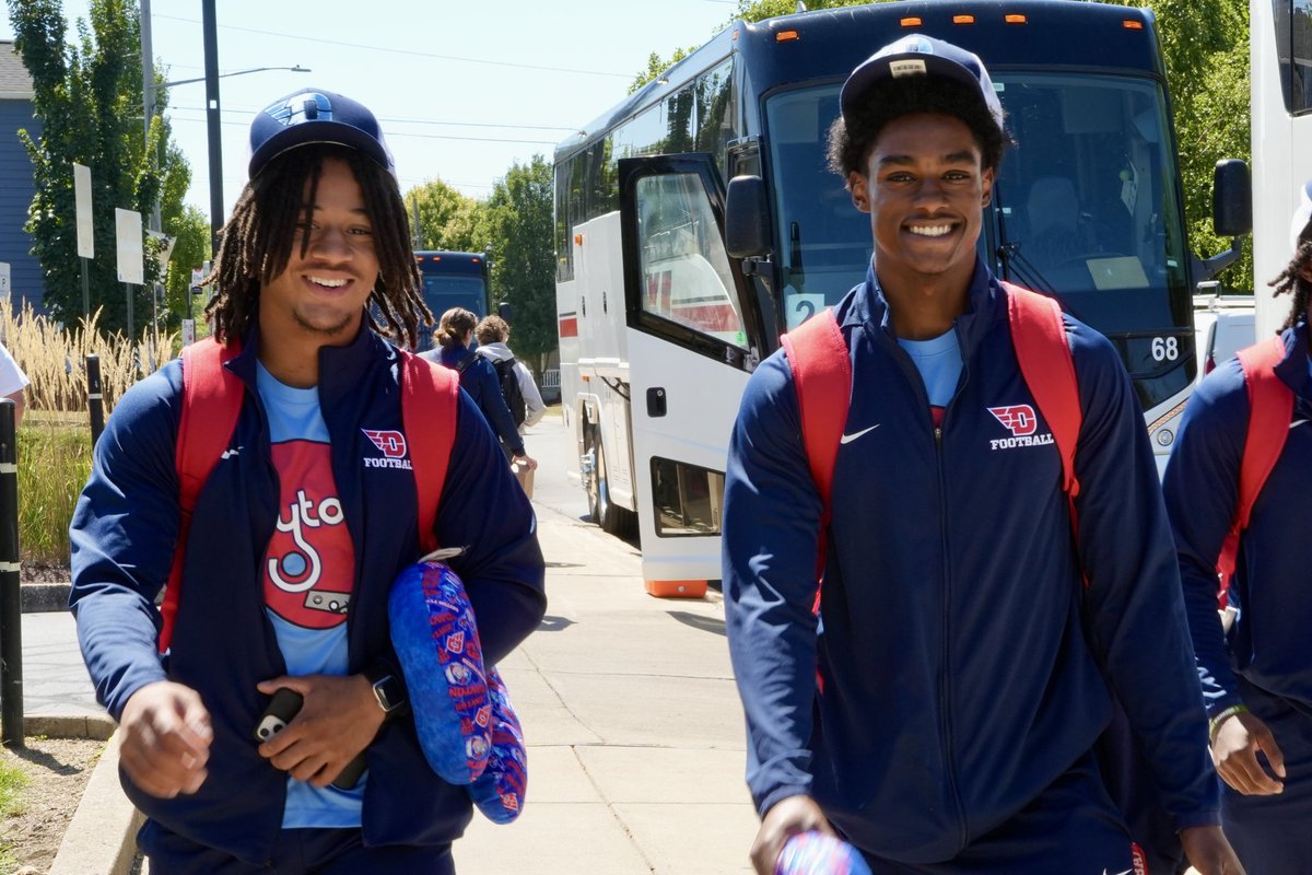 All smiles for being on the road again 😁🚌

#FlyerFootball // #GoFlyers