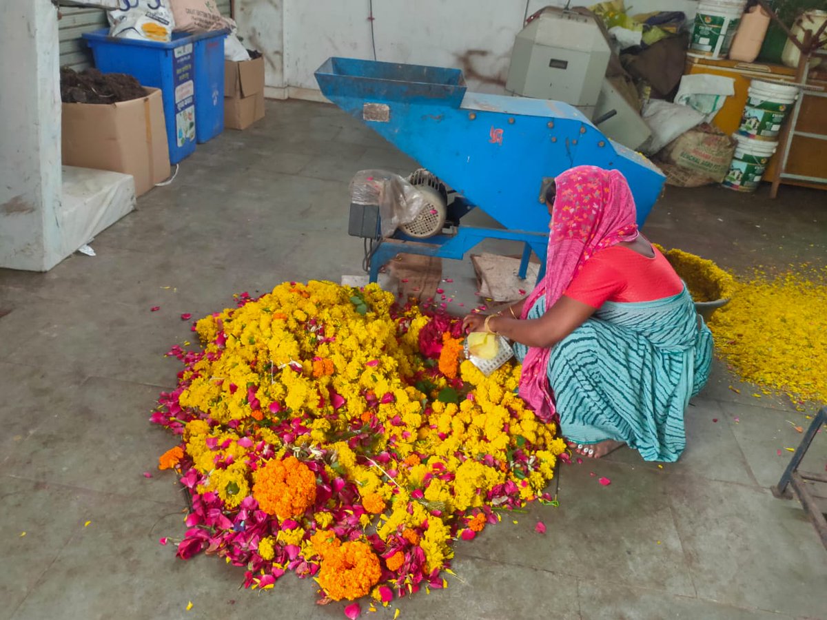 🔹 सिंगल-यूज़ प्लास्टिक पर पूर्ण प्रतिबंध
🔹 पूजा सामग्री का पर्यावरण हितैषी प्रबंधन
🔹 गीले और सूखे कचरे का पृथक्करण एवं वैज्ञानिक निपटान
🔹 कंपोस्टिंग यूनिट से फूलों और जैविक कचरे से खाद निर्माण

#SwachhIndore #ZeroWasteEvent