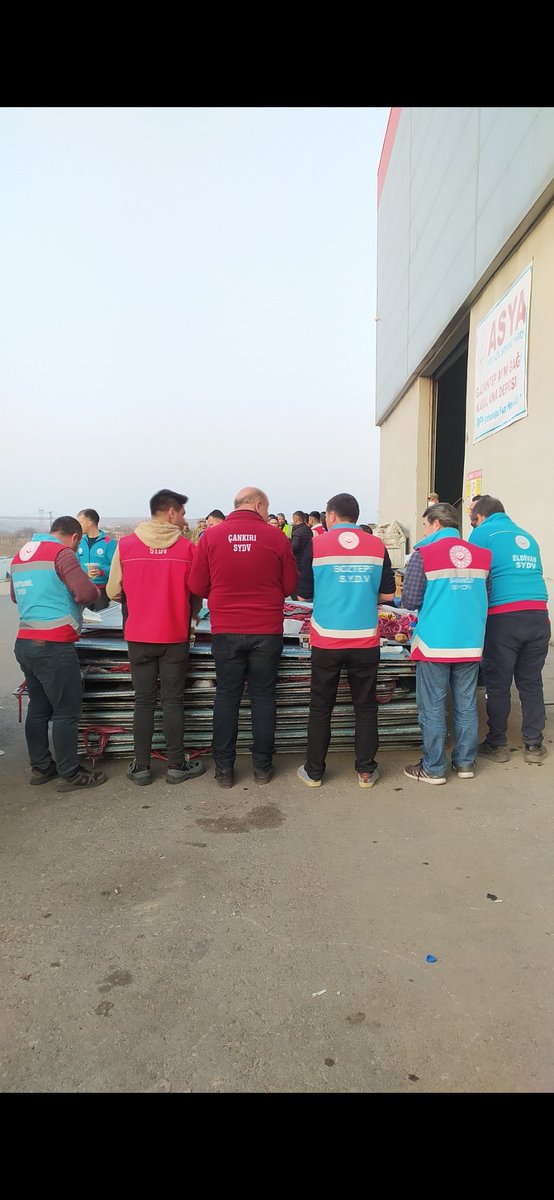 SYDV nedir diye soranlara 
Mazlumun dostu
Depremzedeye uzanan el
Yangnda can
Ramaznda komşu dersinz
Niye greve çıkıyor diyenlere kötü gün geçti iyi günde unutldu dersin
#SYDVGreveHazır
<a href="/cevdetyilmaz/">cevdetyılmaz</a> <a href="/isikhanvedat/">Prof. Dr. Vedat Işıkhan</a> <a href="/tcailesosyal/">T.C. Aile ve Sosyal Hizmetler Bakanlığı</a> <a href="/ashb_sygm/">Sosyal Yardımlar Genel Müdürlüğü</a> <a href="/SayimMadak/">Dr. Sevim Sayım Madak 🇹🇷</a> <a href="/ztarikdaroglu/">Zafer TARIKDAROĞLU</a> <a href="/LemanYenigunAk/">Leman Yenigun</a>