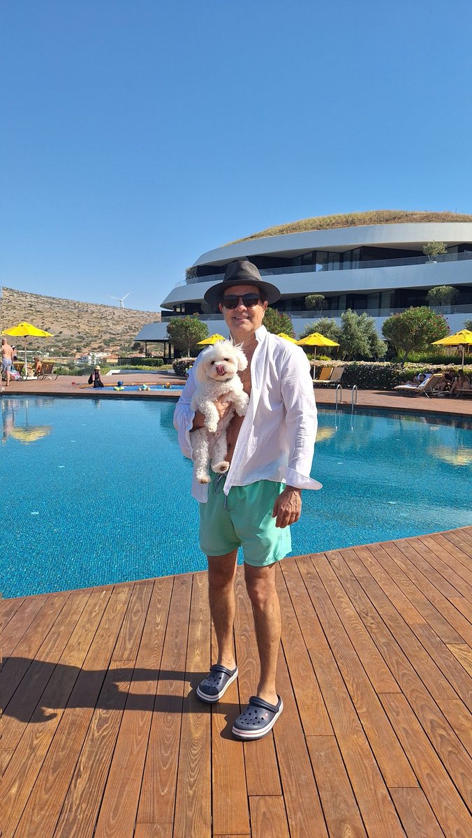 Bugün öğrendim ki şereffsizz köpeğimizin veterineri evdeki yardımcımızı WhatsApp tan engellemiş.
Kadın Luvi ye o kadar düşkün ki, adamı bezdirmiş.
Bugün keyfi yok benimle oynamıyor bile demiş 😂😂😂