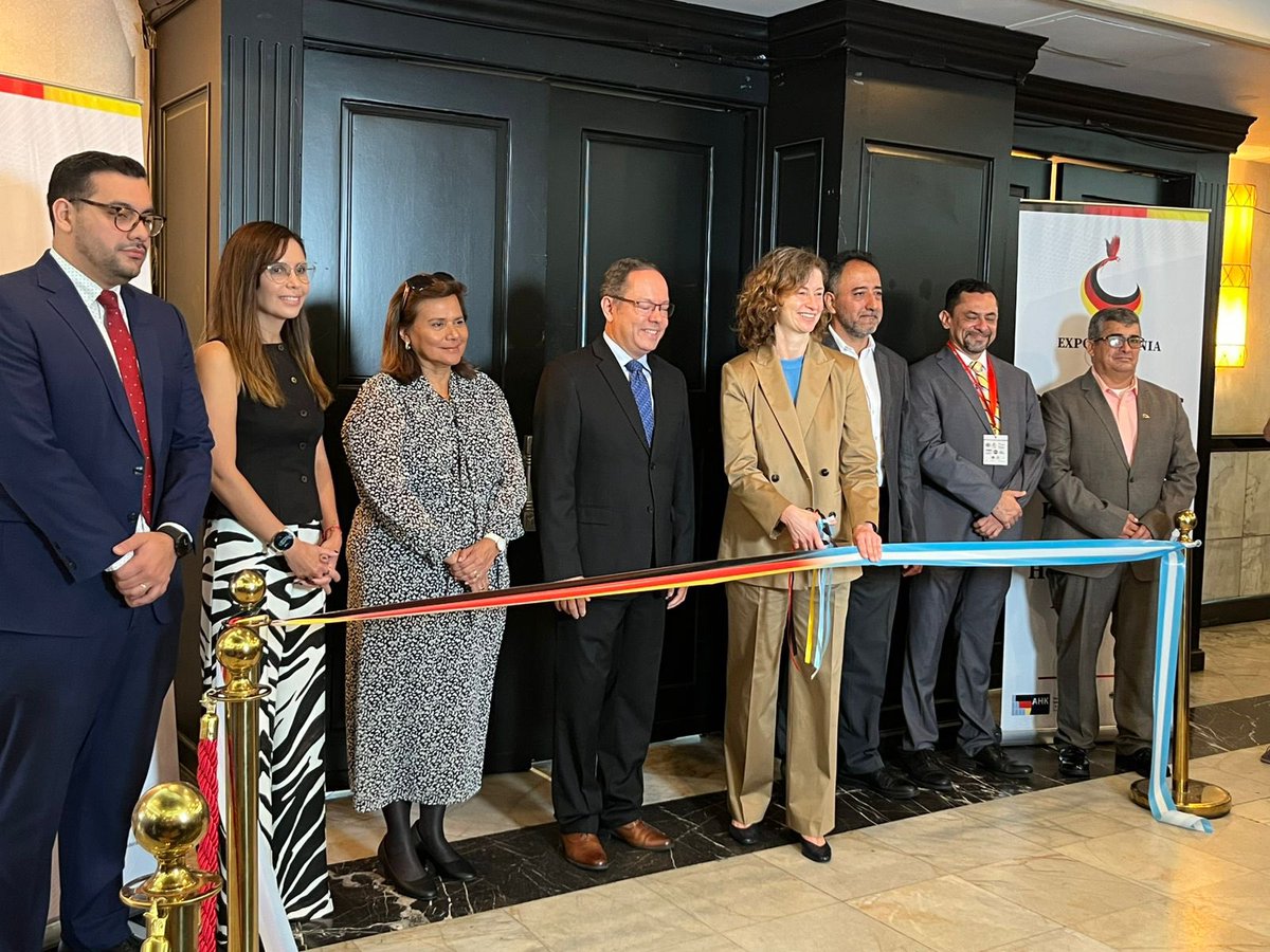 FEDECAMARA (@fedecamarahn) on Twitter photo 🇩🇪🤝🇭🇳 Hoy se inauguró la Expo Alemania 2025 en el Hotel Honduras Maya, vitrina de innovación y oportunidades en negocios, empleo y educación.
Nuestro presidente Manuel Hernández y el equipo de FEDECAMARA acompañaron la apertura, fortaleciendo lazos con un socio clave europeo. 🇩🇪🤝🇭🇳 Hoy se inauguró la Expo Alemania 2025 en el Hotel Honduras Maya, vitrina de innovación y oportunidades en negocios, empleo y educación.
Nuestro presidente Manuel Hernández y el equipo de FEDECAMARA acompañaron la apertura, fortaleciendo lazos con un socio clave europeo.
