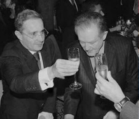 Los hijos de Álvaro Uribe manejan cifras astronómicas de dinero y los medios en silencio. Su centro comercial "Nuestro" Bogotá le fueron invertidos 315 mil millones y el de Cartago 50 mil millones por Corficolombiana de Sarmiento Angulo. Una alianza que busca apoderarse del país.