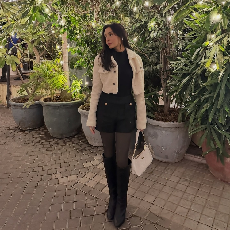 celeblife360's tweet photo. Serving chic winter vibes in a luxe black & white combo ❄️🖤🤍
#OOTD #WinterChic #StreetStyle #GlamVibes #IndianBeauty https://t.co/IUF4SuRZmQ