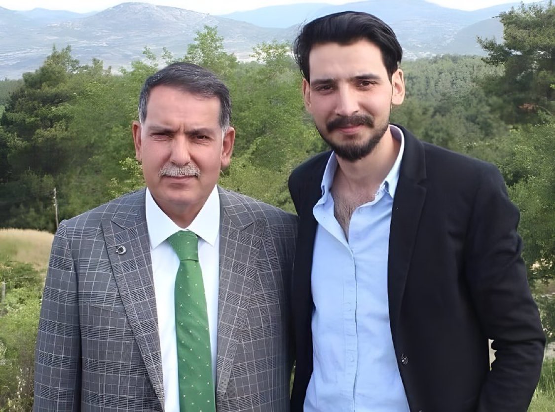 AK Parti Adana Milletvekili Ahmet Zenbilci’nin oğlu Muhammed Tayyip Zenbilci, uyuşturucu ticaretinden yargılandığı davada 11 yıl 8 ay hapis cezası aldı 

TBMM’ye kayıtlı bir araçla Diyarbakır’dan Adana’ya 25 kilo esrar sevkiyatı yaparken yakalanmıştı 😁