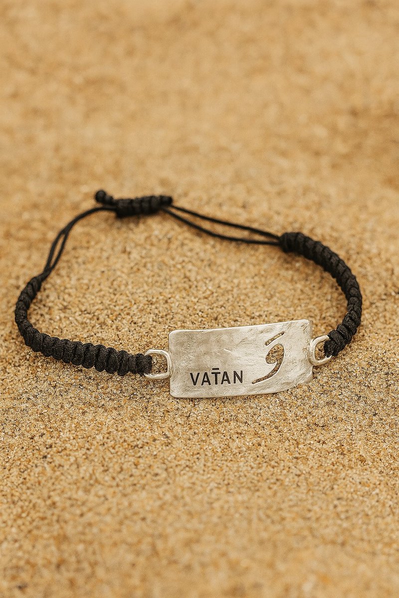 وطَن یعنی «پوشیدنِ داستان». 

دستبند موجود در 

📍vatanwear.com

#کاستوم #وطن #اکسسوری