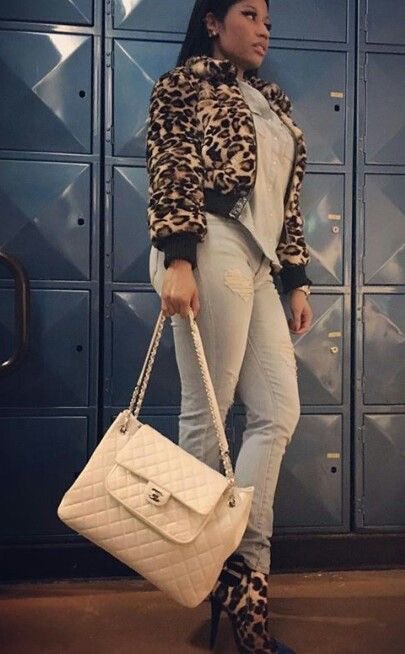 oversized bags. whether it was a hermès or a knock off from big-t, everyone was sporting a handbag that was twice their size.