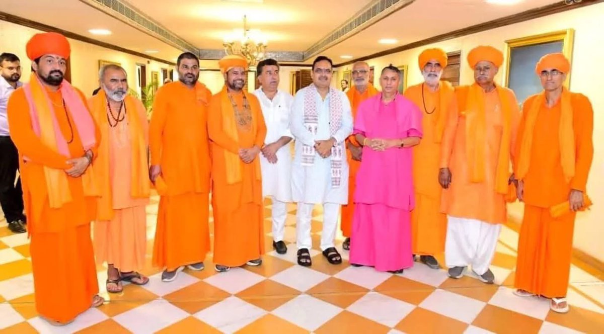 जयपुर में बिश्नोई समाज के साधु-संतों एवं मंत्री के. के. विश्नोई, बिहारी लाल विश्नोई एवं समाज के अन्य गणमान्य जनों ने राजस्थान के सीएम  @bjpbhajanlalसे मुलाकात कर खेजड़ी वृक्षों की कटाई रोकथाम हेतु कानून बनाने एवं वन्य जीव संरक्षण जैसे गंभीर विषय चर्चा की 
#bishnoi #khejari