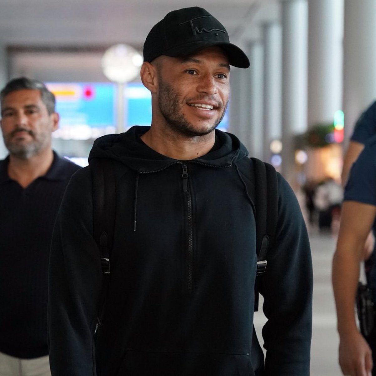 Beşiktaş'a toplam maliyeti 8 milyon 750 bin Euro oldu. 

▪️ 1.5 M€ imza parası
▪️ 5 M€ net maaş (2 yıl)
▪️ 500 B€ maç başı ücreti (50 maç) 
▪️ 1.75 M€ fesih tazminatı

Tek başına kimse karşılamadan geldi, 9m€ ile dönüyor, Beşiktaş’a bu kazığı atanları unutmayın.