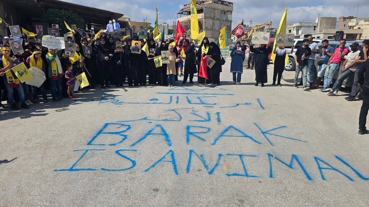 لمن يطالني مهنياً ل"تحريضي" على زيارة #توم_براك الى #الجنوب وإفشالها بعد أن كشفت باكراً عن موعدها وبرنامجها ودعوت لاستقباله، أقول إن الشرف كلمة والكرامة كلمة كما كان وسيبقى سلاحاً
وما حصل تذكير بسيط لكرنفال  المارينز ولمن نسي بأننا #نحن_أهل_الجنوب و #هيهات_منا_الذلة
