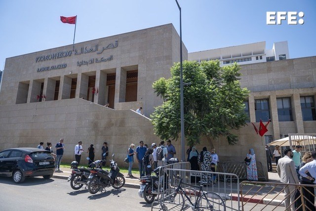 La defensa de la activista feminista marroquí #Ibtissam_Lachgar, procesada por blasfemia, pide su libertad provisional por motivos de salud. Tras deliberar, el Tribunal decide rechazar la solicitud, y aplaza la vista hasta el próximo miércoles.