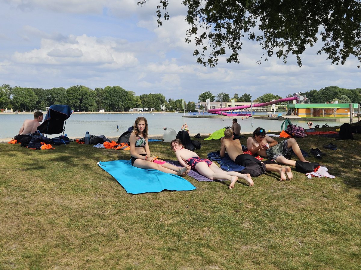 Lekker aan het liggen bij het strandbad