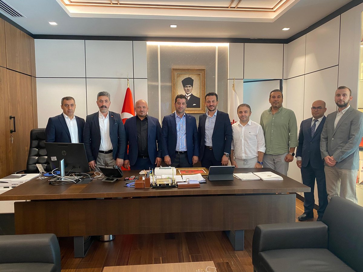 Vakıf insanı, kendisini toplumdan mes’ul hisseden;  zamanını, bilgisini, şefkatini paylaşandır.

İki vakıf insanı Vakıflar genel müdürümüz Sn. Sinan Aksu'yu ve genel müdür yardımcısı Sn. Hayrullah Çelebi'yi ziyaret ettik. Hoş sohbetleri ve hüsnü kabulleri için teşekkür ederiz.