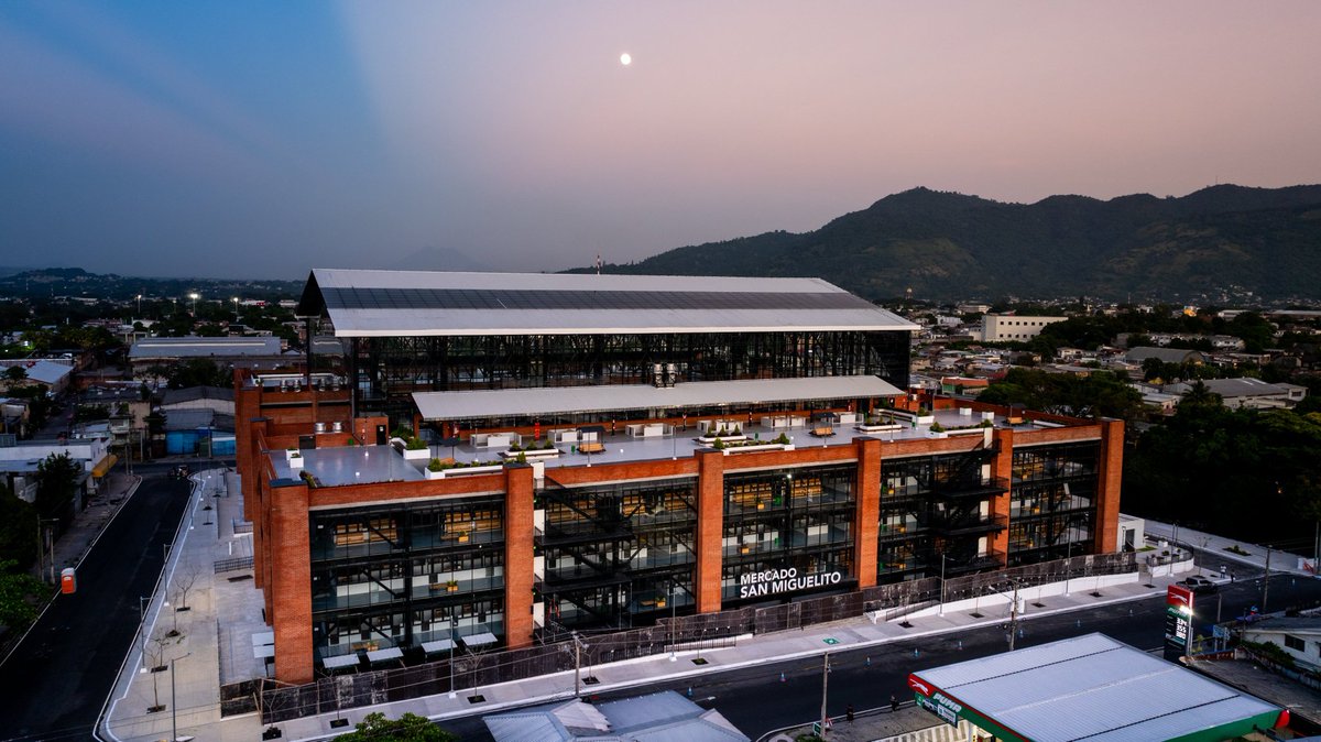 #Nacionales || El Presidente <a href="/nayibbukele/">Nayib Bukele</a> entregó el mercado San Miguelito, junto a cuatro mercados más que fueron construidos desde cero. 

Ahora, los comerciantes y usuarios cuentan con nuevas instalaciones modernas, funcionales y seguras.