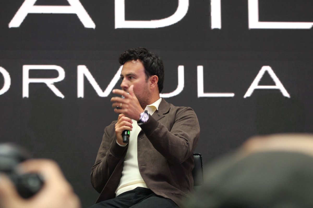 Checo (<a href="/SChecoPerez/">Sergio Pérez</a>) vuelve a la #F1 con #Cadillac: fanáticos y medios presentes mientras sostiene la bandera de México 🏎️✨

📷:<a href="/Montse_Tula/">Montse H. Tula</a>