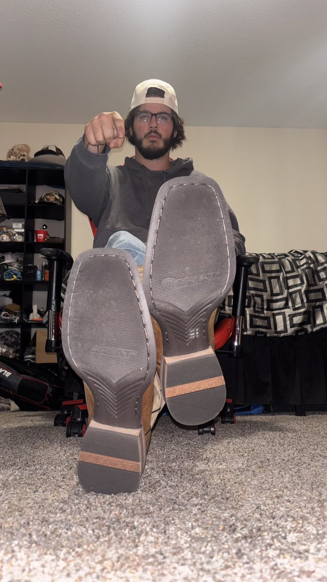 it’s wednesday 2 more days till fag tax friday better get them send ready for friday and spoil me.#cashmaster #footworship #findom #cashslave #footslave