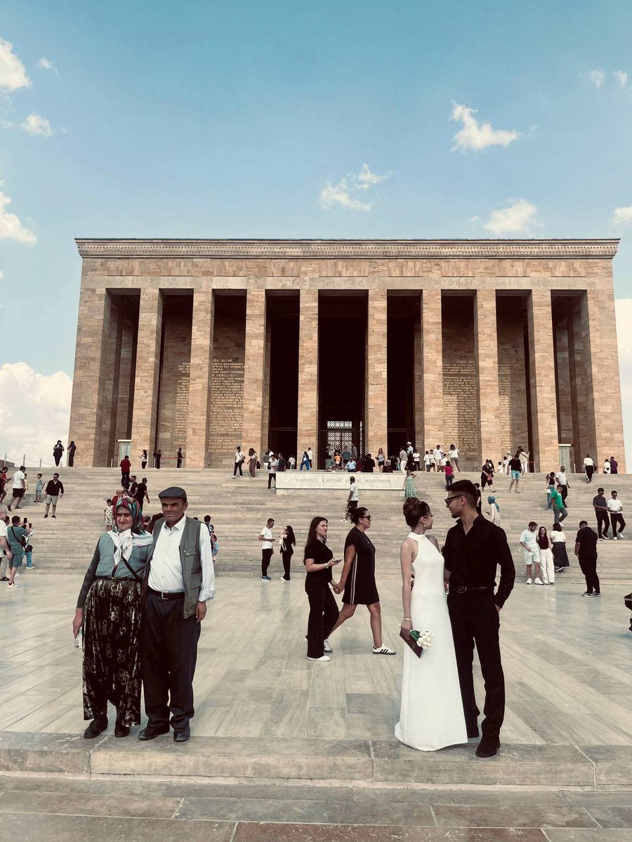 tiarazen's tweet photo. Harika bir kare. Fotoğrafçısı kimse çok güzel yakalamış. 

Köylü, kentli, genç, yaşlı cumhuriyetin, bağımsızlığın değerini bilen herkes Atatürk'e minnetini ifade etmek için Anıtkabir'de. https://t.co/nNuzhbKB2W
