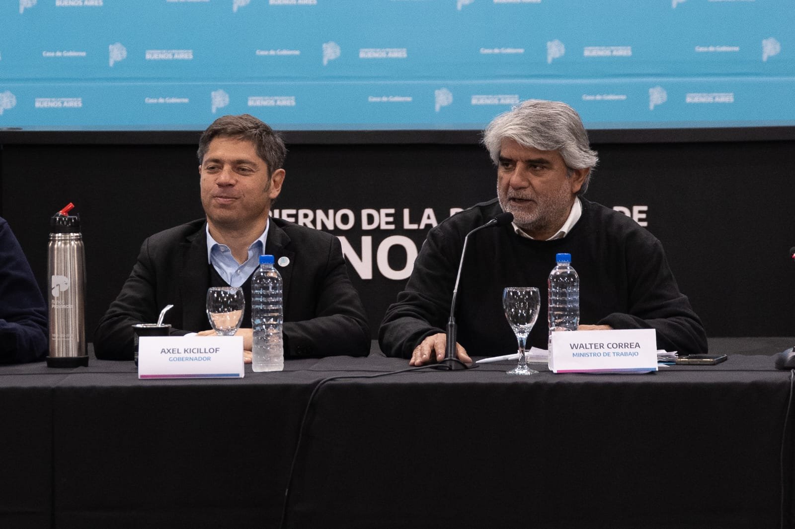 Axel Kicillof se mostró con gremios estatales bonaerenses y acusó a Milei de "querer destruir al Estado"