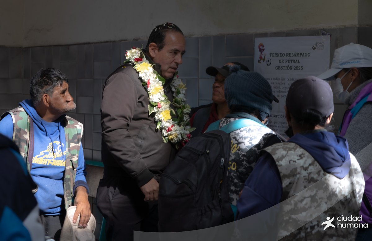 Un encuentro lleno de cariño 🤝 y respeto con nuestros queridos lustrabotas, hombres y mujeres que cada día, con esfuerzo y dignidad, trabajan para darle brillo ✨ no solo a los zapatos 👞, sino también a nuestra ciudad 🏙️.
-
#CiudadHumana #OrgulloBoliviano #Dockweiler #LaPaz