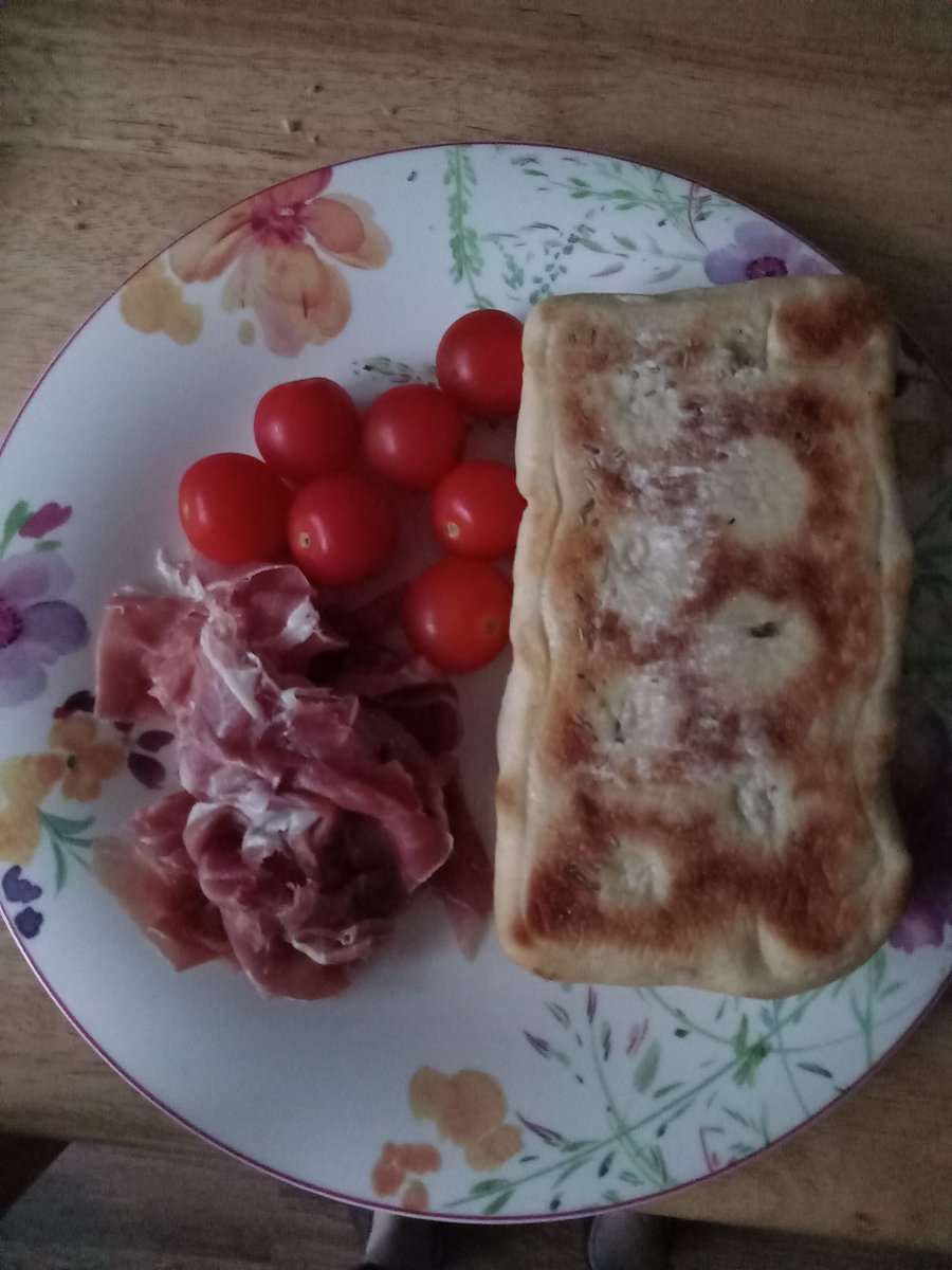Focaccia, San Daniele Schinken und Tomätchen 😋
#Abendessen