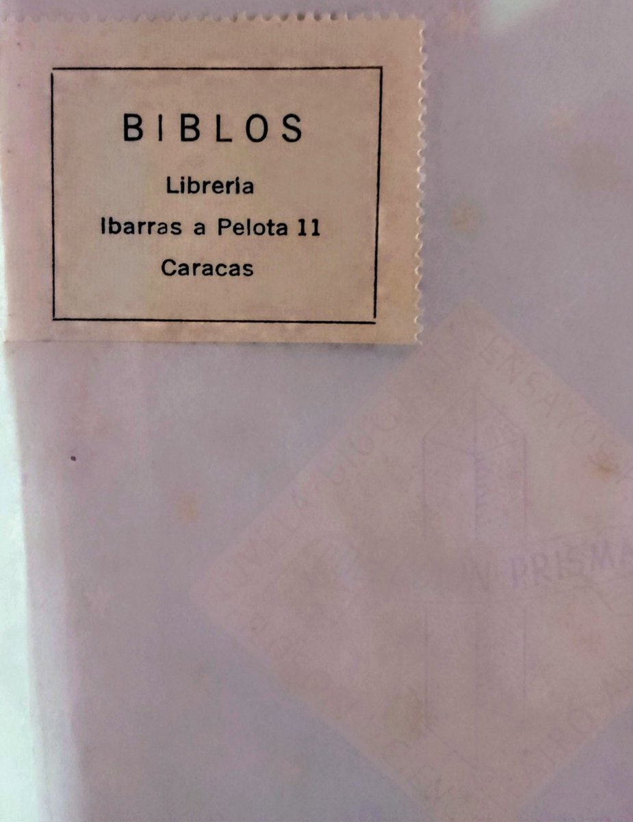 Un libro cuenta varias historias: la que crea el autor, la que el editor deja como marca de nacimiento, la que tatúa el librero y la que el lector va subrayando y anotando en sus márgenes.

Un libro es un libro dentro de otro libro, dentro de otro, dentro de otro...