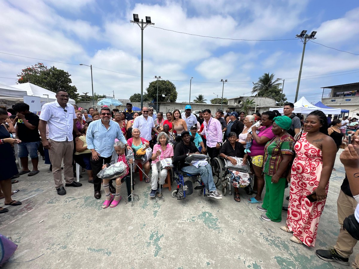 Zona8MDH's tweet photo. 📍 #Guayaquil | La Brigada Social llegó a la Cooperativa Los Ángeles, en la Isla Trinitaria, con la participación de 10 instituciones del Estado. https://t.co/TS7fk6h0e9