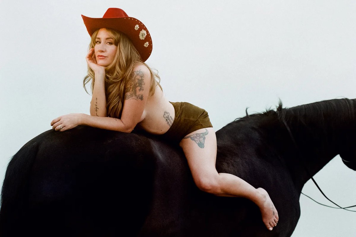 Margo Price makes her return to a more country sound on 'Hard Headed Woman.' 

ALBUM REVIEW: rollingstone.com/music/music-al…