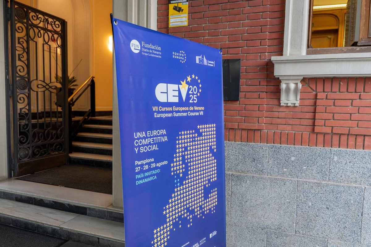 Esta mañana he tenido el placer de moderar la mesa redonda “Retos de la presidencia danesa del Consejo de la UE” enmarcada en los VII Cursos Europeos de Verano. 

Un año más juventud y Europa gracias a <a href="/Equipo_Europa/">Equipo Europa</a>.

Fotos: David Rodríguez Villar (Diario de Navarra)