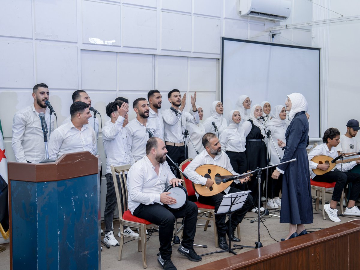 UNICEFinSyria's tweet image. On International Youth Day, UNICEF partner Ahl Al-Sham Initiative Foundation, under the patronage of the Ministry of Social Affairs and Labour, hosted a special ceremony celebrating graduates from Dar&apos;a and Quneitra of the youth and adolescent empowerment programme.
UNICEF staff…