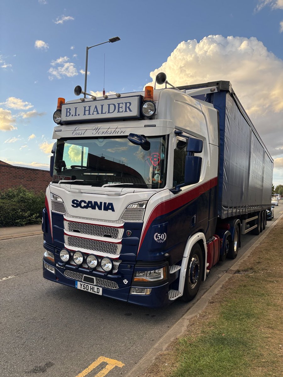 wild_julian's tweet image. Always a bonus to catch up with my youngest son, Jack, midweek, even if it is just to have a chat by the roadside🙂🚛 #Halder