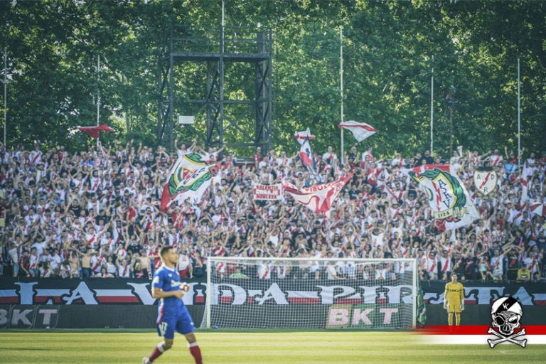 bukaneros92's tweet photo. La del Rayo Matagigantes,
La de los ascensos, 
La del Tamudazo…
O cualquiera de @Vcn1924

¡La que sea, pero mañana ponte la franjirroja, compadre!

#LlevameAlBarrio https://t.co/z5zHRPOeRs