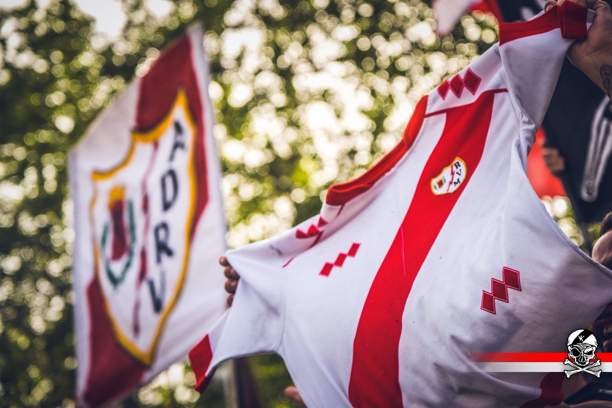 bukaneros92's tweet photo. La del Rayo Matagigantes,
La de los ascensos, 
La del Tamudazo…
O cualquiera de @Vcn1924

¡La que sea, pero mañana ponte la franjirroja, compadre!

#LlevameAlBarrio https://t.co/z5zHRPOeRs