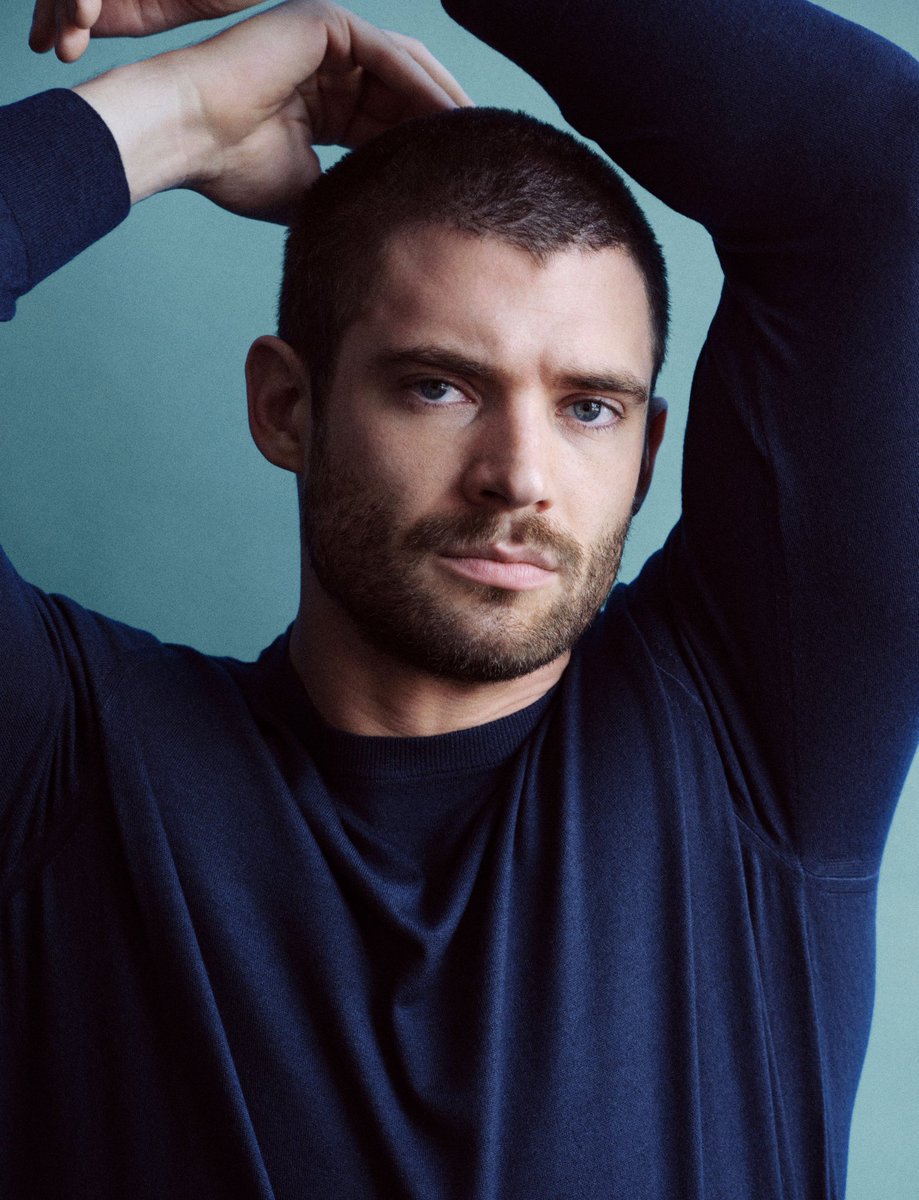 Eu chuparia o suor do suvaco dele.