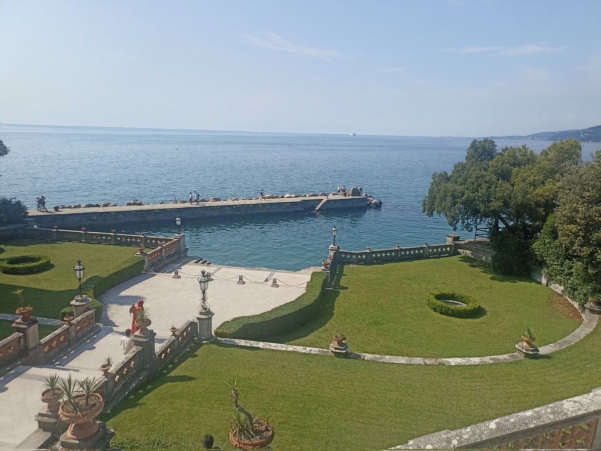 Journée riche en émotions royale et impériale avec la visite (tant attendue !) de la crypte des derniers Bourbons à Nova Gorica puis le château envoûtant de Miramare édifié par Maximilien d'Autriche, empereur du Mexique. Quelle vue et quels jardins superbes !
#GrandTour