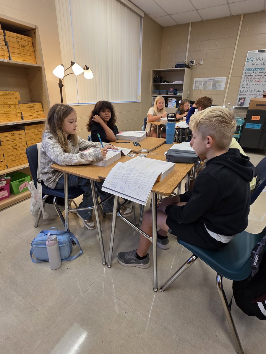MsMcCracken1's tweet image. Students in Mrs. Iler&apos;s class engaged in discussion while doing a close read of &quot;Eleven.&quot; @rushemiddle #RusheNation #SoaringtoExtraordinary #RavensFueltheFire