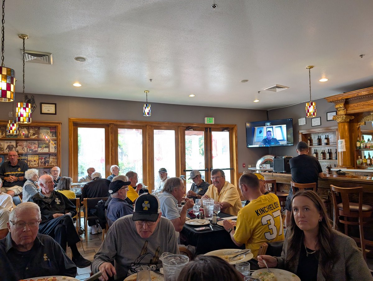Chris_P_Hammond's tweet image. Packed house at Louie's in Meridian for @CoachTFord of @VandalFootball. 

Thank you to everyone that came out. Make a donation today to help Coach out. 

VSF: giving.uidaho.edu/campaigns/vand…
QB Club:giving.uidaho.edu/campaigns/foot…

#GoVandals #VsUP #SupportVSF