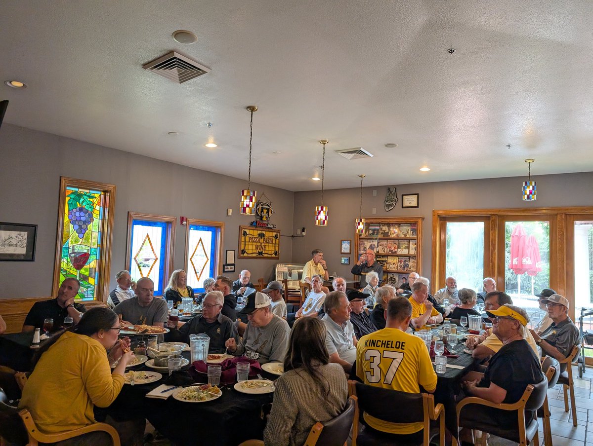Chris_P_Hammond's tweet image. Packed house at Louie's in Meridian for @CoachTFord of @VandalFootball. 

Thank you to everyone that came out. Make a donation today to help Coach out. 

VSF: giving.uidaho.edu/campaigns/vand…
QB Club:giving.uidaho.edu/campaigns/foot…

#GoVandals #VsUP #SupportVSF