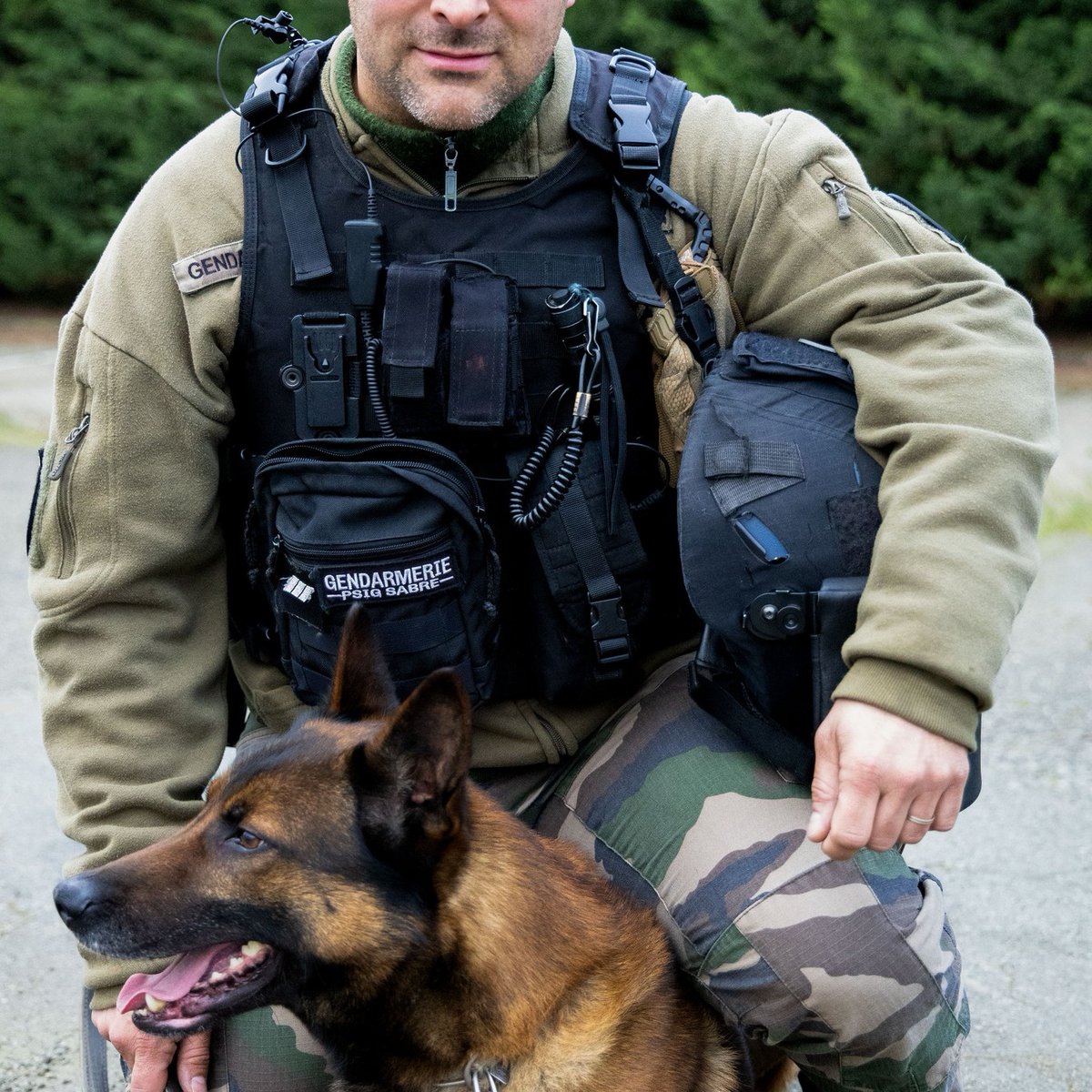 #Portrait I Du duo qui fait trembler les délinquants (et les croquettes)
Voici l’Adjudant Julien, maître de chien au Peloton de Surveillance et d’Intervention de la Gendarmerie (PSIG) de Kourou depuis le 1er août 2025. 

tinyurl.com/bd4sz7pm