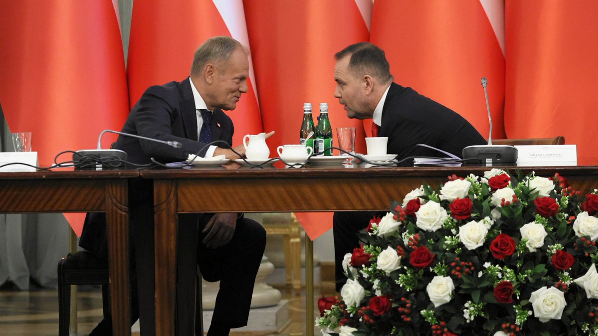OKO.press (@oko_press) on Twitter photo Kto tu naprawdę rządzi? Donald Tusk i Karol Nawrocki na Radzie Gabinetowej - analiza Agaty Szczęśniak i Dominiki Sitnickiej
<a href="/szczesniak__a/">Agata Szczęśniak</a> <a href="/d_sitnicka/">Dominika Sitnicka</a> <a href="/donaldtusk/">Donald Tusk</a> <a href="/NawrockiKn/">Karol Nawrocki</a> #okopress
oko.press/kto-tu-rzadzi-… Kto tu naprawdę rządzi? Donald Tusk i Karol Nawrocki na Radzie Gabinetowej - analiza Agaty Szczęśniak i Dominiki Sitnickiej
<a href="/szczesniak__a/">Agata Szczęśniak</a> <a href="/d_sitnicka/">Dominika Sitnicka</a> <a href="/donaldtusk/">Donald Tusk</a> <a href="/NawrockiKn/">Karol Nawrocki</a> #okopress
oko.press/kto-tu-rzadzi-…