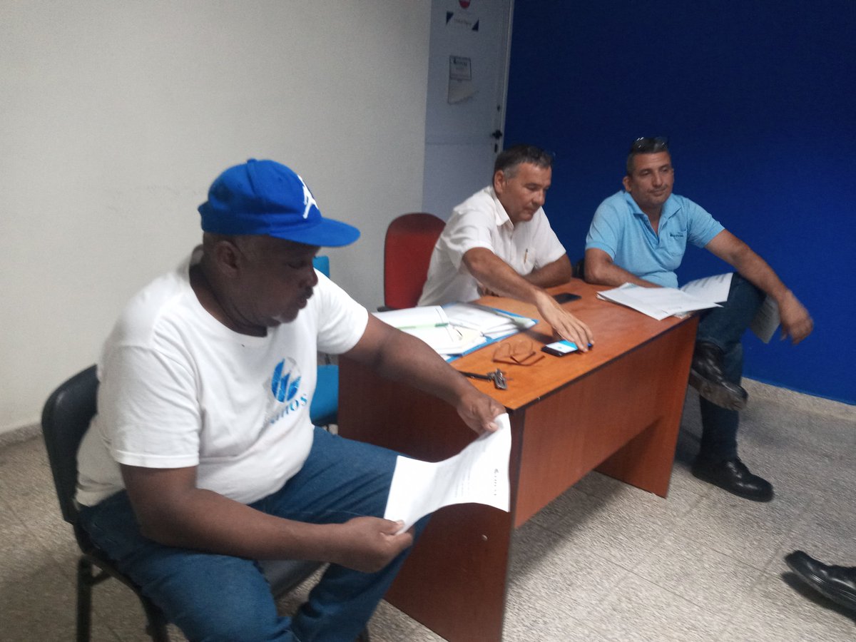 CusidoElba's tweet photo. Con la presencia del Director Territorial de #LasTunas @ETECSA_Cuba en el Centro de Telecomunicaciones de Amancio se analizan aspectos importantes para lograr la mejora en su quehacer.   #EtecsaTeAcompaña https://t.co/1cOTxsKwAA