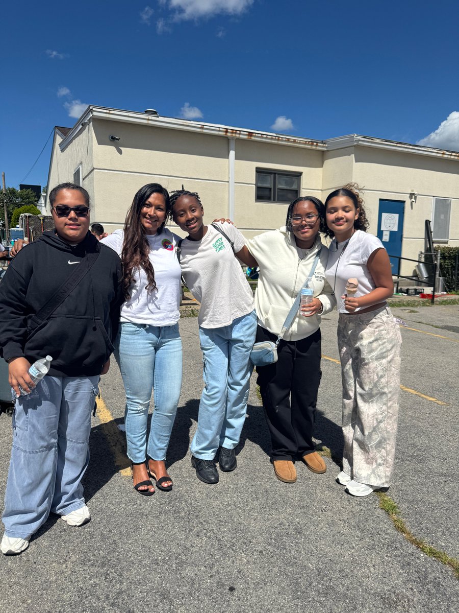 equalitycs's tweet image. 🎉🍔 Nothing brings us together like good food & great community! Our HS Back to School BBQ was the perfect way to kick off the year—thank you to everyone who came out to celebrate with us! 💙📚
.
.
#EmpoweringBronxYouth #EducationInBronx