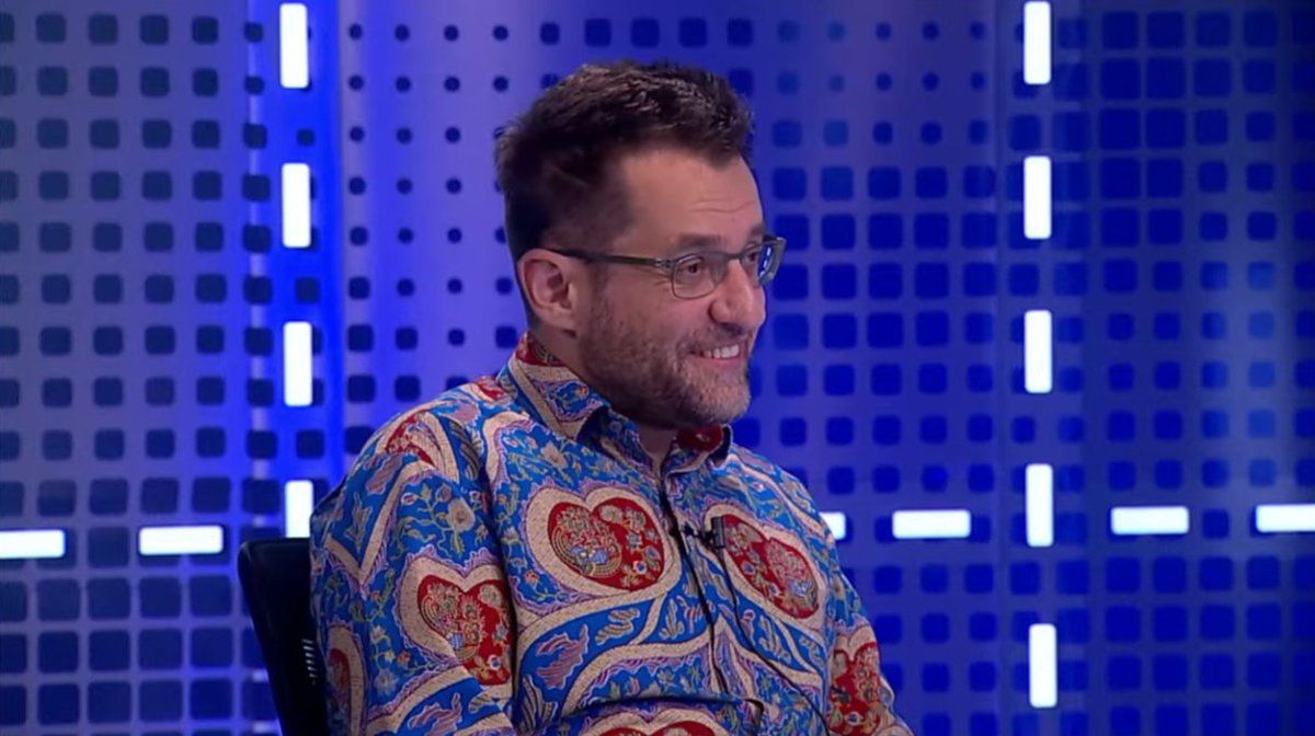 Paikidze: "Do you ever get tired of playing so much chess?"

Aronian: "On the contrary. When I don't play chess, I get tired!"

#GrandChessTour