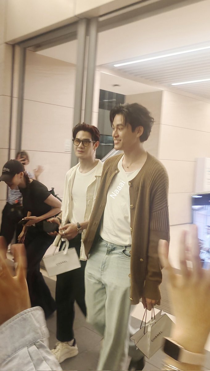 ถามว่าไปรอ 5 ชั่วโมงได้อะไร ได้แค่นี้ค่ะยกโทรศัพท์ขึ้นไม่ทันเลย แต่พอยกขึ้นดันเข้าเป็นกล้องไม่ได้เข้าวีดีโอได้มา 1 ภาพถ้วนที่เหมือนใช้เครื่องคิดเลขถ่าย😅

GAWIN WITH BLEU DE CHANEL
#BleuLExclusif
#BleuDeCHANEL
#CHANELFragrance
