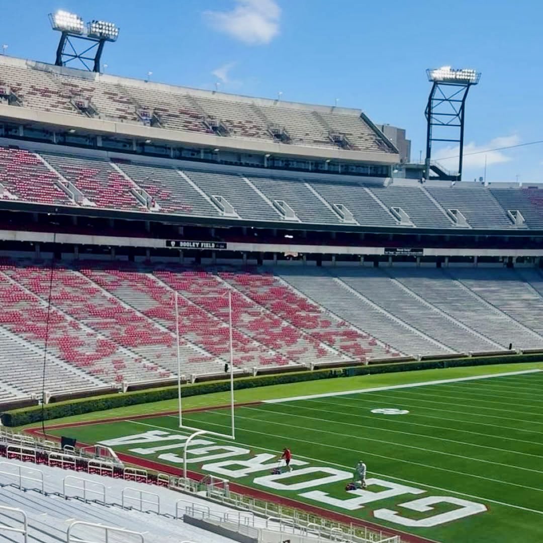 jontweetssports's tweet image. Sanford Stadium is back in block 👀 

End zones return to the pre-2013 block letters 🔥 

(📸: @ThePMGN Instagram)