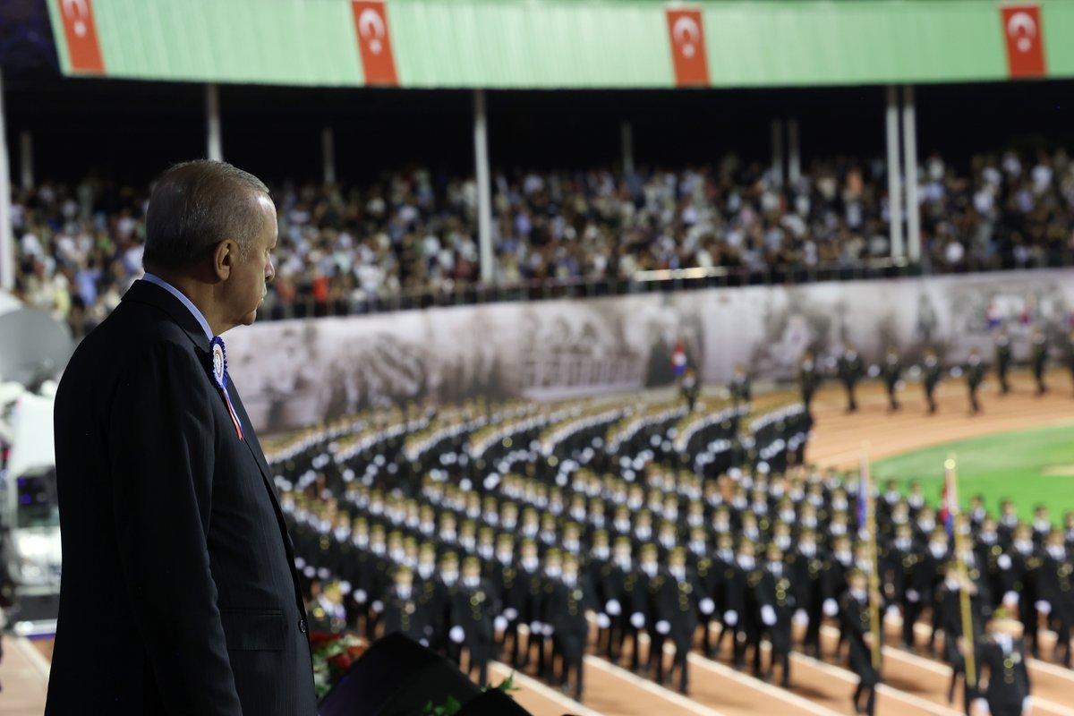 Jandarma ve Sahil Güvenlik Akademimizde zorlu ve nitelikli bir eğitim sürecini başarıyla tamamlayarak mezun olan subay ve astsubaylarımızı canıgönülden tebrik ediyorum.

Cennet vatanımızın dört bir ucunda vazife üstlenecek genç kardeşlerime Mevla’dan başarılar diliyorum. 🇹🇷