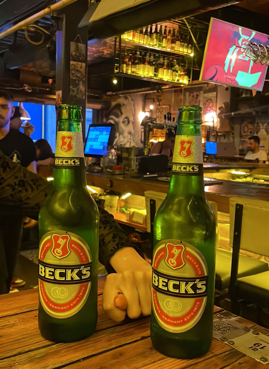 ikinci evimiz derecesine gelmiş
olan bu istikamette iki dalyarak
take~away bira yudumluyoruz..