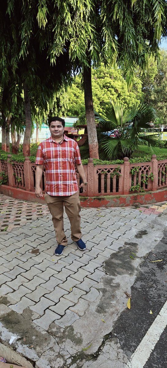 ये जो चेहरे से तुम्हें लगते हैं बीमार से हम
ख़ूब रोए हैं लिपट कर दर-ओ-दीवार से हम

यार की आँख में नफ़रत ने हमें मार दिया
मरने वाले थे कहाँ यार की तलवार से हम

इश्क़ में हुक्म-उदूली भी हमें आती है
टलने वाले तो नहीं हैं तिरे इंकार से हम

रंज हर रंग के झोली में भरे हैं हम ने
जब भी