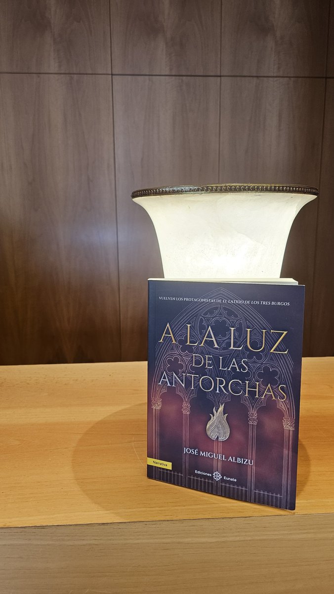 "Dedicado con mucho cariño a quienes se animen a leer estas letras.
Un placer y un honor formar parte de la biblioteca de un lugar icónico, una leyenda, el Hotel literario La Perla.
Gracias por acogerme siempre.
✍️ José Miguel Albizu" acortar.link/0zJ2Ui