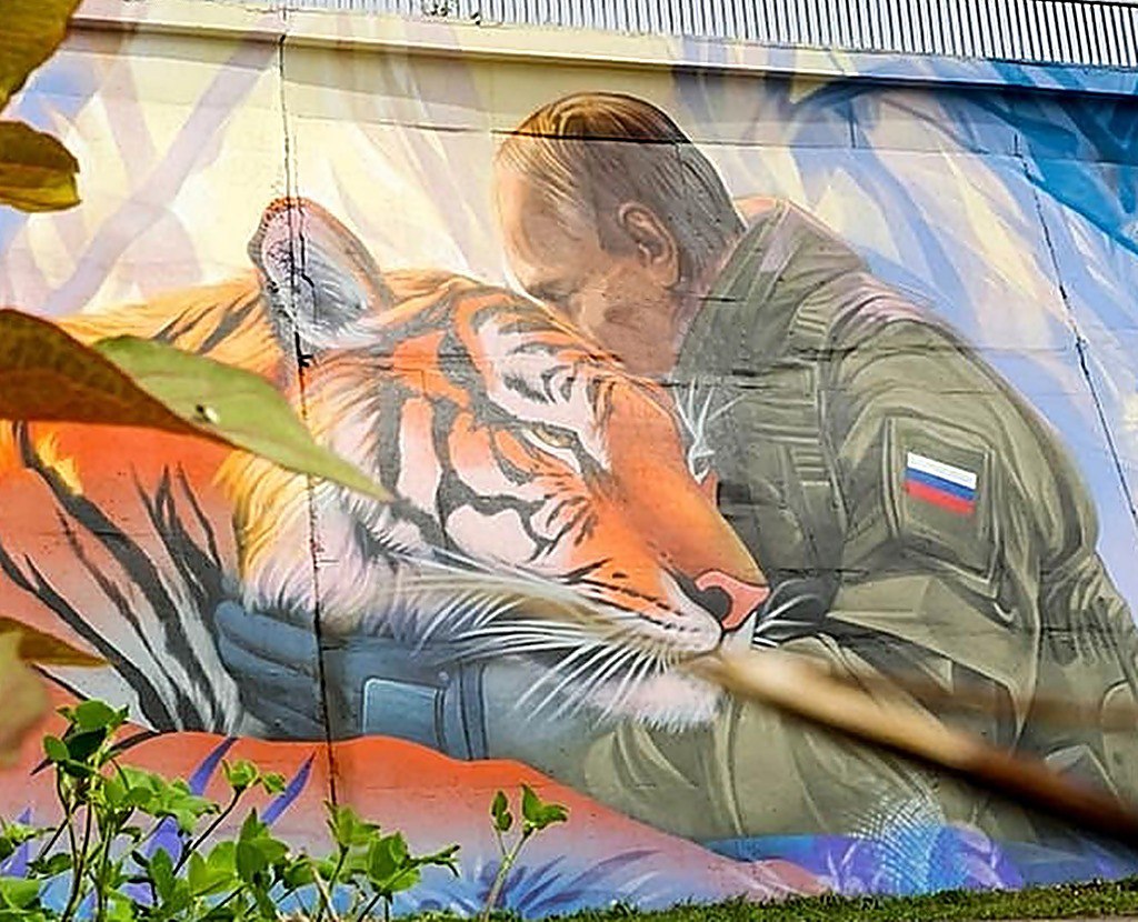 Рисунок с изображением Владимира Путина в военной форме и тигра появился на улице Басаргина во Владивостоке. Получилось просто замечательно!
#кросивое