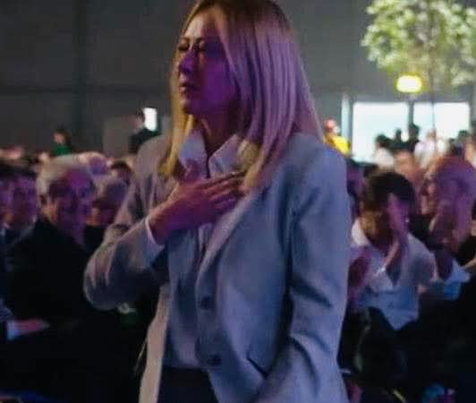 Ho finito ora di vedere ed ascoltare l'intervento della Meloni al Meeting di Comunione e Liberazione di Rimini. Questa non sta bene!!
Una serie di cazzate infilate una dietro l'altra, racconti fantasiosi di una realtà che non esiste.