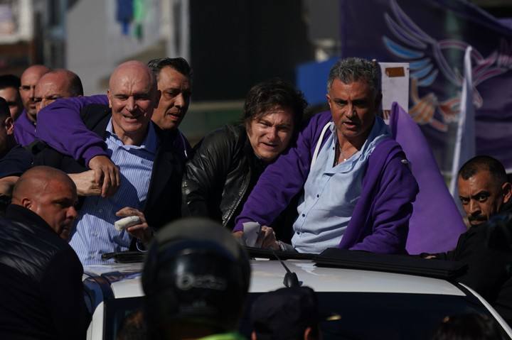 clashreport's tweet image. WATCH: Argentina president Javier Milei escorted away from a public event after crowd violence.